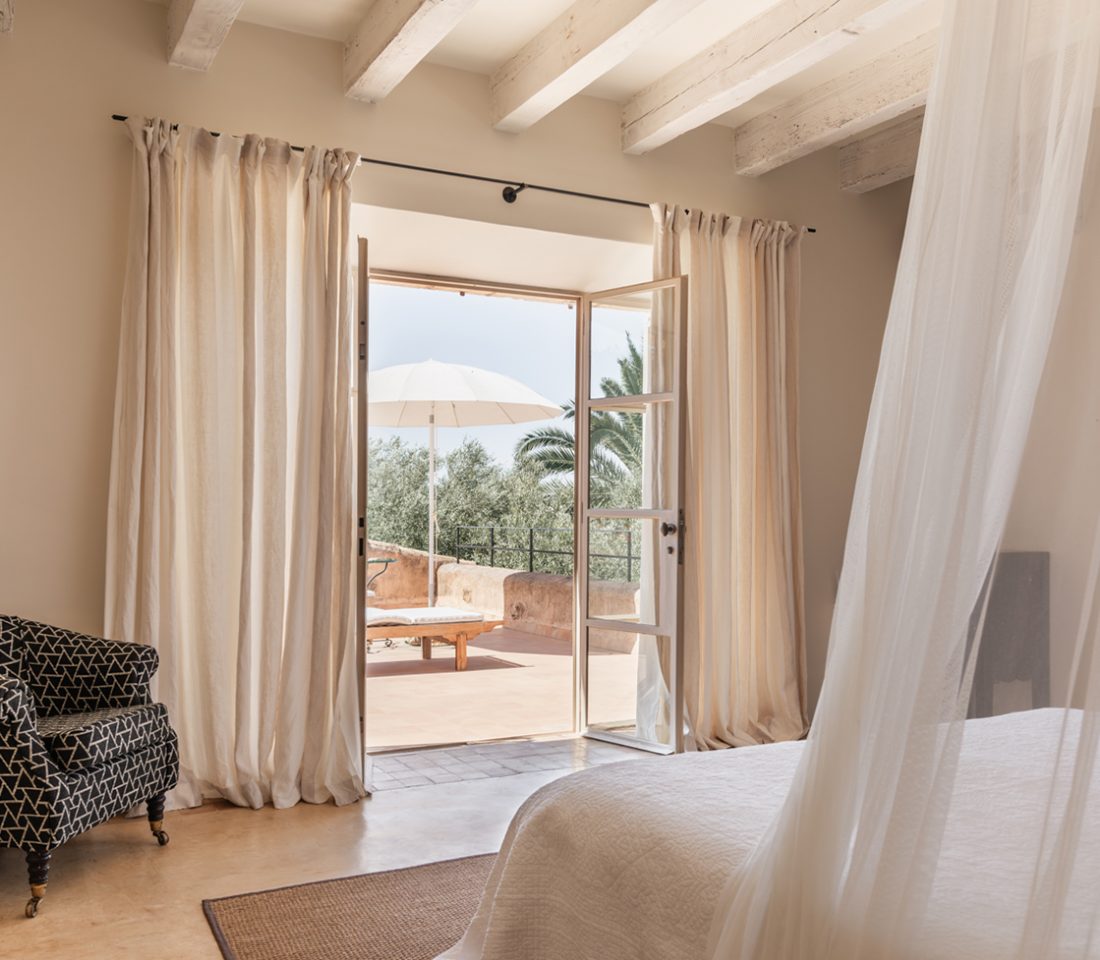 Luxus-Finca mieten Mallorca Südosten, Ferienhaus mit privatem Pool Mallorca, Finca nahe Flughafen Palma de Mallorca, Familienfreundliche Finca 6 Schlafzimmer Mallorca, Finca mit Fitnessraum und Personal Mallorca, Finca am Naturschutzgebiet Mallorca, Finca mit Panorama-Terrasse Mallorca